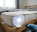 Inspection d’un matelas pour détecter des punaises de lit dans une chambre