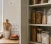 Mites alimentaires dans une cuisine près d’un placard ouvert